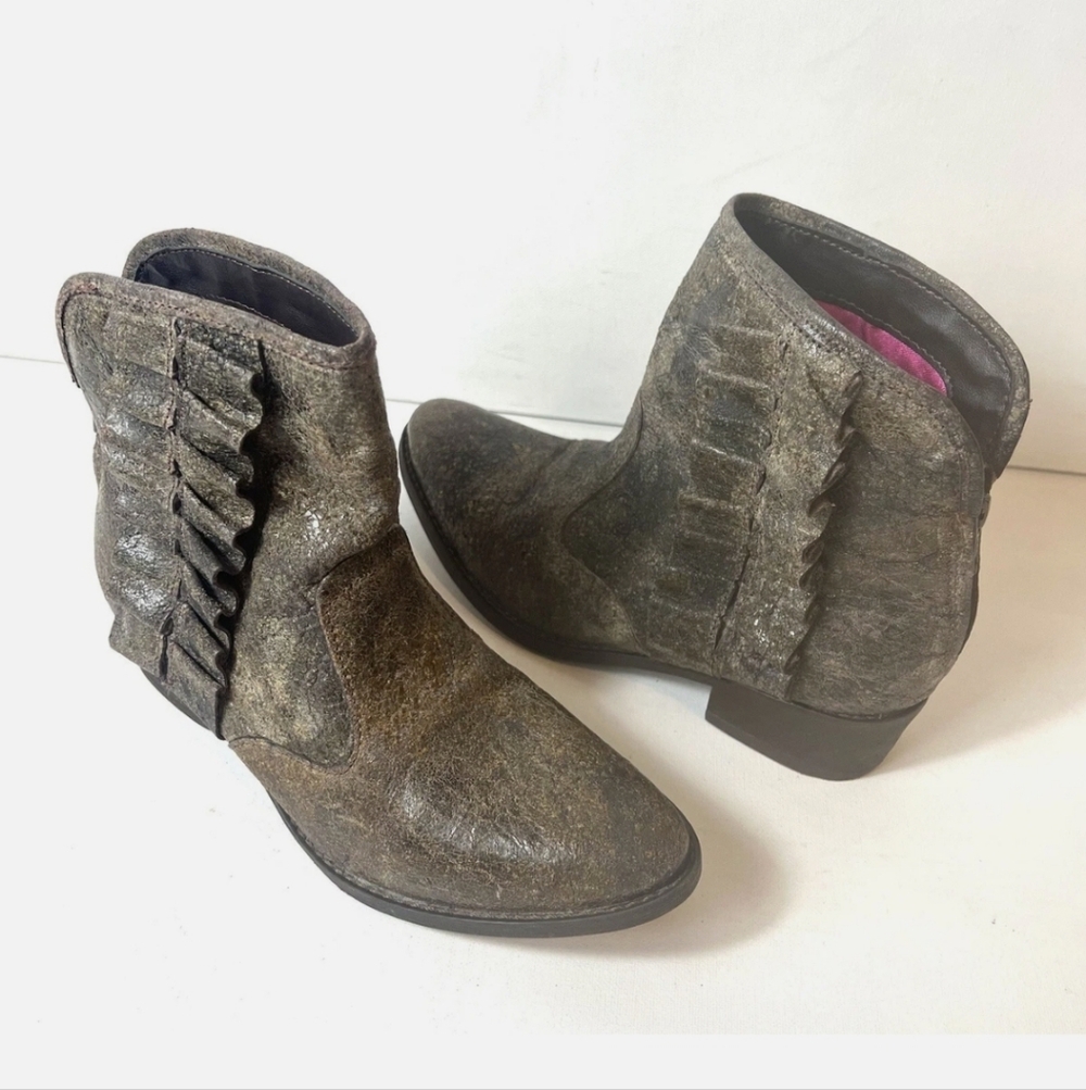 Womens Betsey Johnson Metallic Gray‎ Ruffle Ankle Boots Size 7